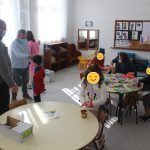 Entrega materiais didáticos e educativos às crianças do ensino pré-primário