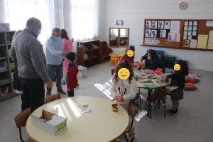 Entrega materiais didáticos e educativos às crianças do ensino pré-primário